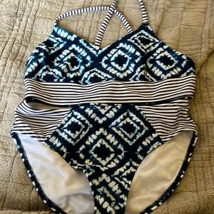 Cute blue tie dye bathing suit set kids size large (10-12)